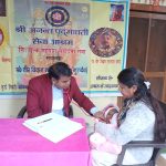 रेणुकूट। पिपरी स्थित श्री अनंत पद्मावती सेवा आश्रम परिसर में रविवार को निःशुल्क चिकित्सा सेवा का आयोजन